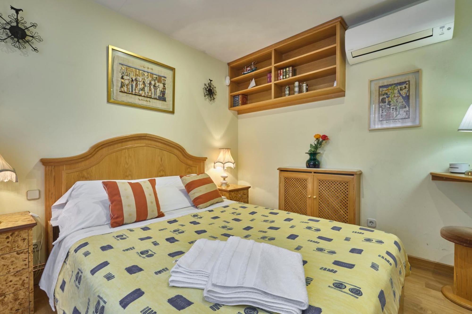 Apartamentos Carlos Madrid Esterno foto